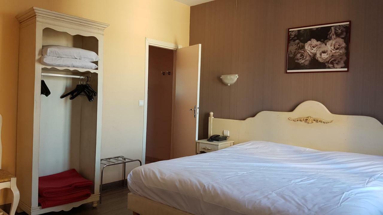 Hotel Au Lion D'Or ノジャン・ル・ロトルー 部屋 写真